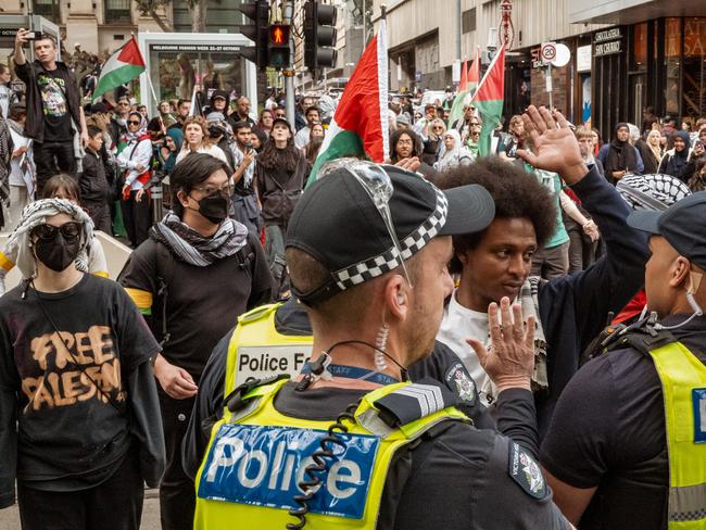 MELBOURNE, AUSTRALIA. NewsWire Photos. OCTOBER 6, 2024. Police officers stand guard as protesters continue their march in MelbourneÃs CBD, many holding Pro-Palestine banners and signs. Picture: NewsWire.