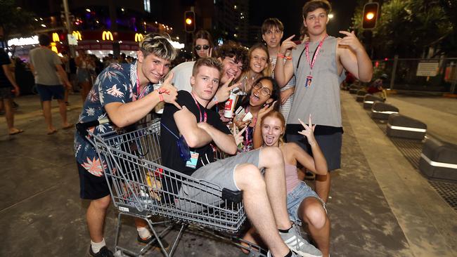 A reporter gives her dos and don’ts for schoolies. AAP Image/Richard Gosling