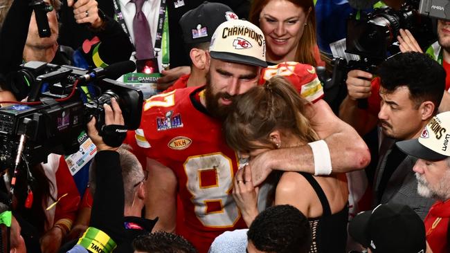 Taylor Swift and Travis Kelce embrace after the Chiefs won the Super Bowl. (Photo by Patrick T. Fallon / AFP)
