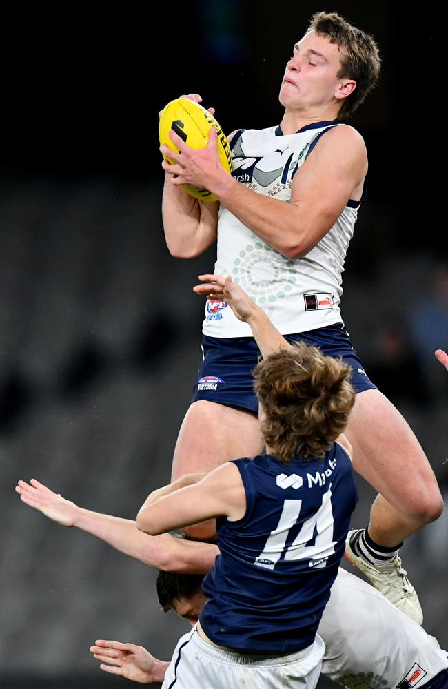 Sam Lalor takes a speccy. Picture: Josh Chadwick/AFL Photos