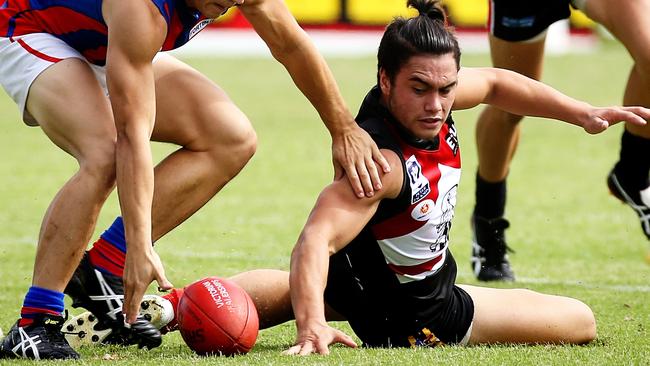 Trae Tohiariki playing for Frankston in 2014.