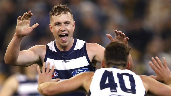 Mitch Duncan has re-signed with Geelong until the end of 2024.