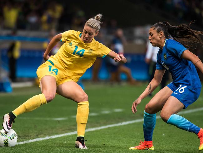 Australia's Alanna Kennedy (L) is marked by Brazil's Beatriz in Rio.