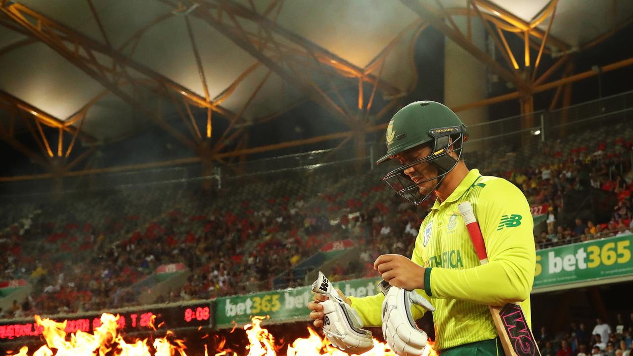 Quinton de Kock of South Africa walks out to bat during the T20 International match between Australia and South Africa, at Metricon Stadium, on the Gold Coast, Saturday, November 17, 2018. (AAP Image/Jason O'Brien) NO ARCHIVING, EDITORIAL USE ONLY, IMAGES TO BE USED FOR NEWS REPORTING PURPOSES ONLY, NO COMMERCIAL USE WHATSOEVER, NO USE IN BOOKS WITHOUT PRIOR WRITTEN CONSENT FROM AAP