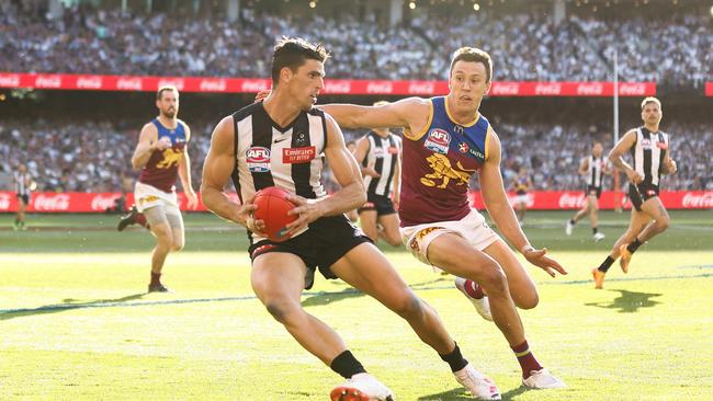 Scott Pendlebury of evades Hugh McCluggage during the 2023 AFL Grand Final on his way to a second premiership medal. Picture: Michael Willson/AFL Photos via Getty Images.