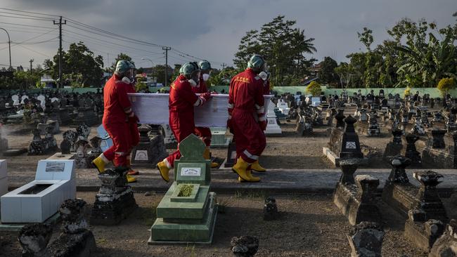 Volunteers carry a coffin with the body of a woman suspected to have died from Covid-19 in Yogyakarta, Indonesia. Picture: Getty Images