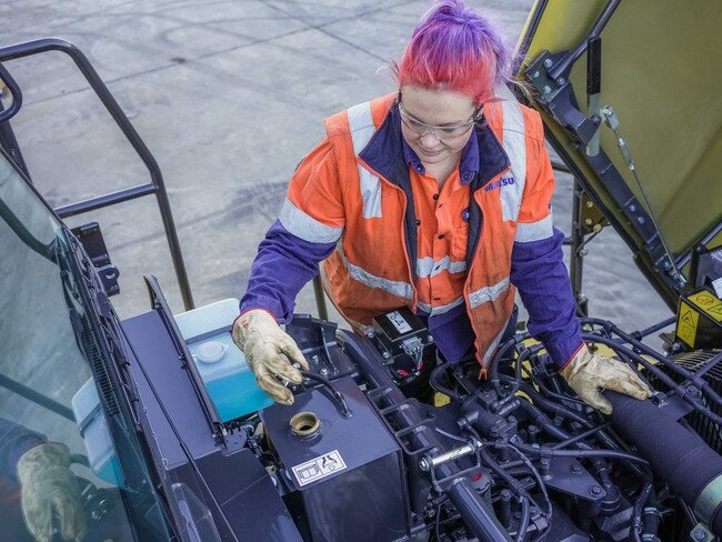 Caitlyn is a plant mechanic at Komatsu in Fairfield.