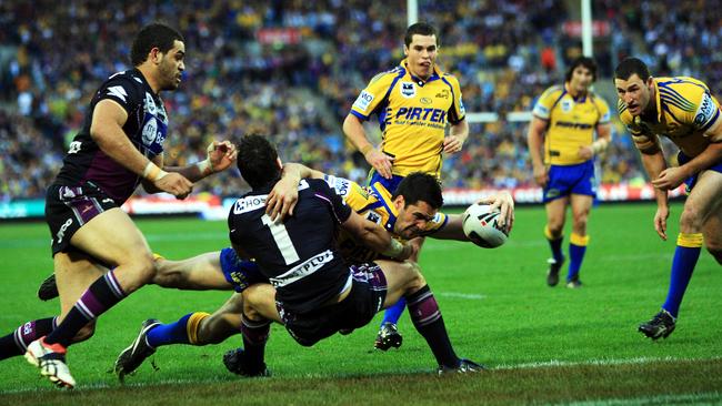 Eric Grothe scores Parramatta's first try in the 2009 decider.