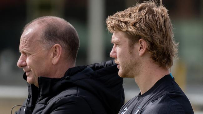 ADELAIDE, AUSTRALIA - NewsWire Photos November 21, 2022: Port Adelaide training at Alberton - coach Ken Hinkley with new recruit Jason Horne-Francis. Picture: NCA NewsWire / Naomi Jellicoe