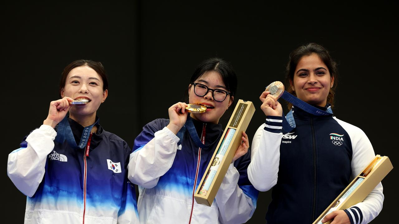 Kim Ye-ji (left) celebrates on the podium. (Photo by Charles McQuillan/Getty Images)