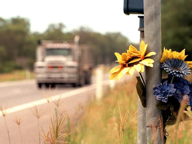 01 Feb 2000 PicMartin/Johnston  Roadside death memorial - Gateway Arterial Rd Bald Hills . memorials flowers accidents qld fatality