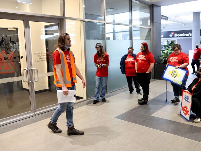 SYDNEY, AUSTRALIA - NewsWire Photos JULY 1, 2022: Jeremy Poxon (spokes person for the unemployed workers union) pictured talking outside employment Minister Tony Burke's office in Punchbowl.Picture: NCA NewsWire / Damian Shaw