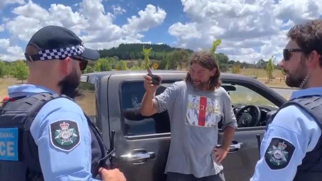 Sovereign citizen ‘Dan’ being confronted by police over breaching his bail conditions. Picture: @Ken_Behren/Twitter