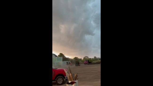 Shelf Cloud Hangs Over City In Eastern Iowa Amid Severe Thunderstorm Warning News Com Au