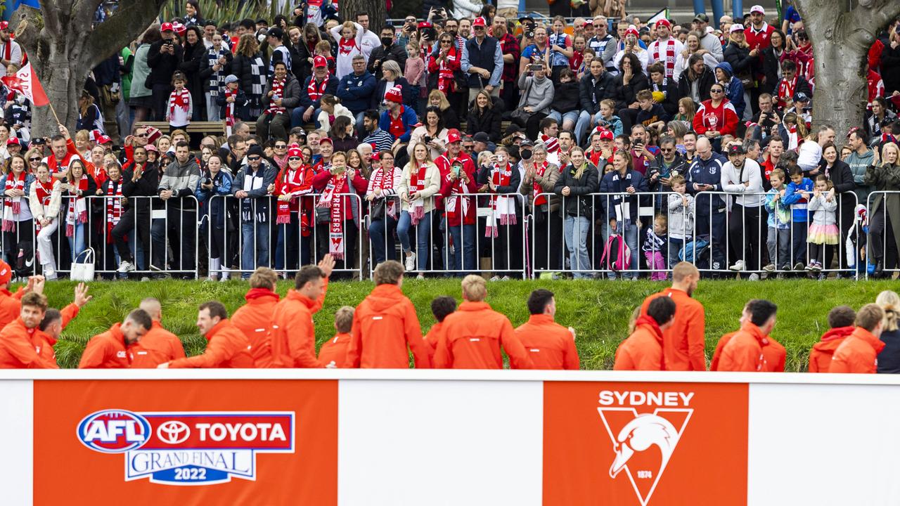 Swans players wave to fans. Aaron Francis / Herald Sun