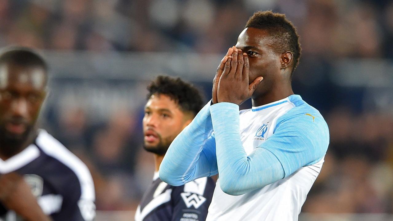 Marseille's Italian forward Mario Balotelli (R) reacts