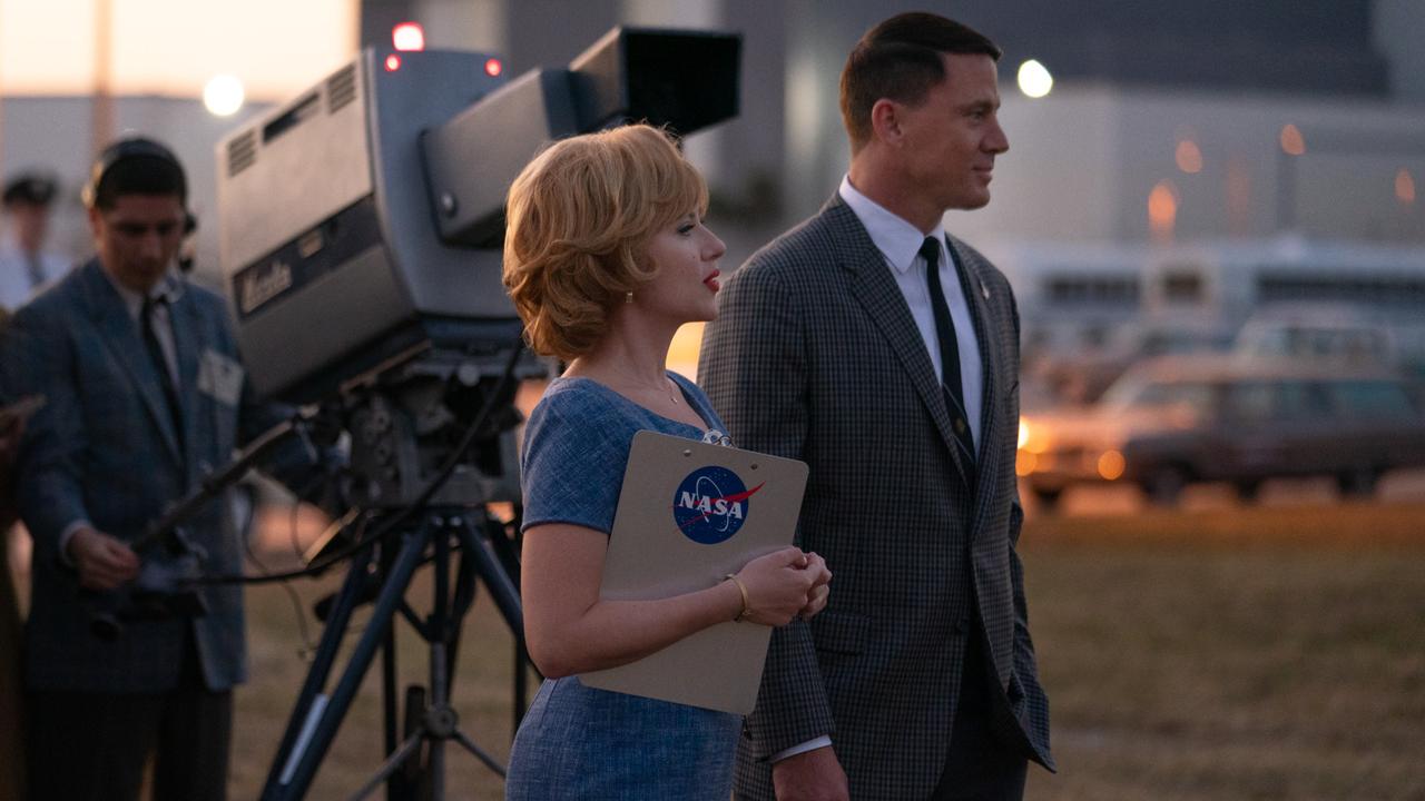 Kelly Jones (Scarlett Johansson) and Cole Davis (Channing Tatum) in <i>Fly Me To The Moon.</i>