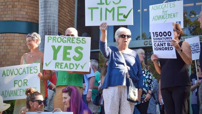 Protesters for the Cultural and Civic Space prior to the March 4 extraordinary meeting.