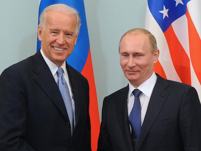 CX3RDT ITAR-TASS: MOSCOW, RUSSIA. MARCH 10, 2011. US vice president Joe Biden (L) and Russia's prime minister Vladimir Putin shake hands as they pose for a photograph during a meeting. (Photo ITAR-TASS/ Valery Sharifulin) . . 10 . - - ( ) . -/