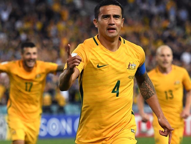 TOPSHOT - Tim Cahill of Australia (C) celebrates with teammates after scoring against Syria during their 2018 World Cup football qualifying match against Syria played in Sydney on October 10, 2017. / AFP PHOTO / WILLIAM WEST / -- IMAGE RESTRICTED TO EDITORIAL USE - STRICTLY NO COMMERCIAL USE --