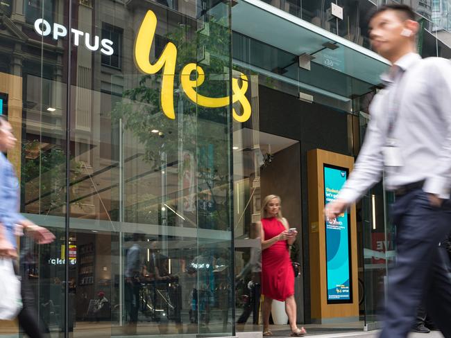 SYDNEY, AUSTRALIA - NewsWire Photos, NOVEMBER 09, 2023: Crowd outside the Optus centre in George Street in Sydney.  Picture: NCA NewsWire / Flavio Brancaleone