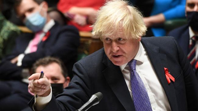 (FILES) In this file handout photo taken on December 1, 2021 and released by the UK Parliament shows Britain's Prime Minister Boris Johnson gesturing as he speaks during Prime Minister's Questions (PMQs) in the House of Commons in London. - Britain's former prime minister Boris Johnson said Tuesday he inadvertently misled parliament over the "Partygate" scandal but blamed top aides, ahead of a televised grilling that could determine his political fate. Johnson released a 52-page dossier detailing why he denied breaking the rules over two years of Covid lockdowns, when his staff were often partying in 10 Downing Street. (Photo by JESSICA TAYLOR / UK PARLIAMENT / AFP) / RESTRICTED TO EDITORIAL USE - NO USE FOR ENTERTAINMENT, SATIRICAL, ADVERTISING PURPOSES - MANDATORY CREDIT " AFP PHOTO / Jessica Taylor /UK Parliament"