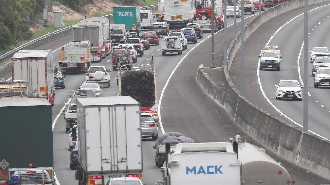 Gateway Motorway crash: Traffic nightmare after multi-vehicle crashes ...