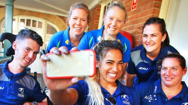 Daniel Michel, Southern Stars vice-captain Alex Blackwell, Madison de Rozario, keeper Alyssa Healy, Ashlee McClure and Louise Sauvage meet up in Sydney.