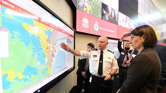 RFS commissioner Shane Fitzsimmons briefs NSW Premier Gladys Berejiklian on the fire threat warning.