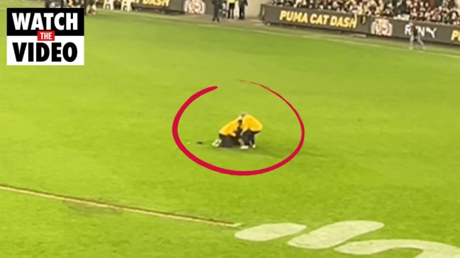 Fans invade MCG at Dreamtime clash