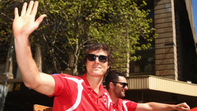 MELBOURNE, AUSTRALIA - SEPTEMBER 26: Kurt Tippett of Sydney waves to the crowd during the 2014 AFL Grand Final Parade on September 26, 2014 in Melbourne, Australia. (Photo by Robert Cianflone/Getty Images)