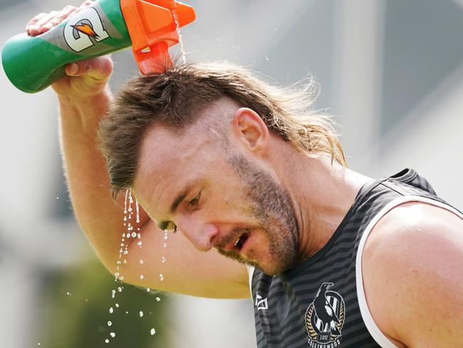 Lynden Dunn of the Magpies cools down during a Collingwood Magpies AFL training session at Olympic Park, in Melbourne, Monday, November 25, 2019. (AAP Image/Michael Dodge) NO ARCHIVING