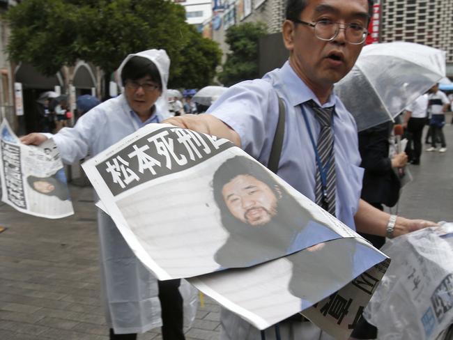 A staff of Japanese newspaper Mainichi Shimbun distributes their special edition reporting doomsday cult leader Shoko Asahara was executed. Photo/Shuji Kajiyama