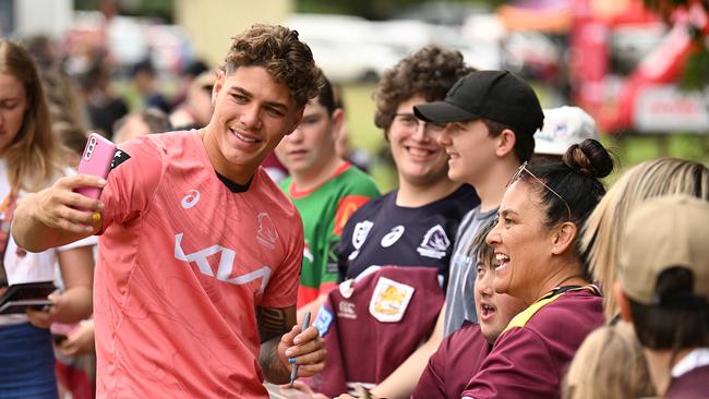 25/9/2023: Reece Walsh signs autographs and during selfies the fans during a Broncos fan training session at the Red Hill, Brisbane. pic: Lyndon Mechielsen/Courier Mail