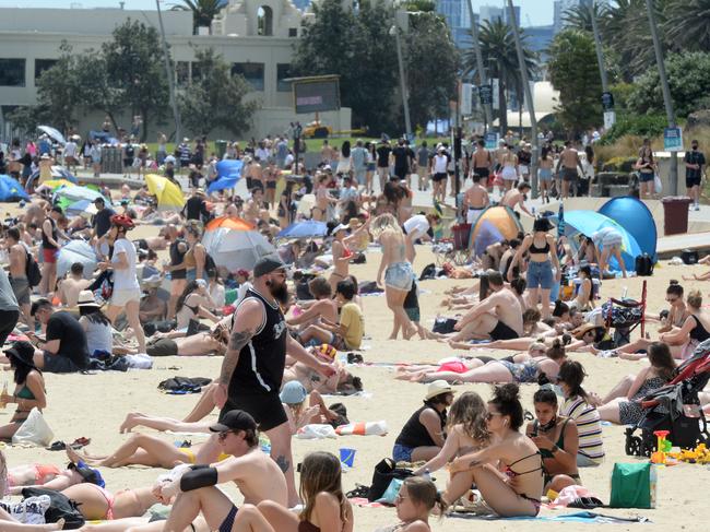 MELBOURNE, AUSTRALIA - NewsWire Photos NOVEMBER 3, 2020: Despite requests to socially distance due to the Coronavirus pandemic crowds flock to St Kilda Beach on the Melbourne Cup public holiday to soak up the sun. Picture: NCA NewsWire / Andrew Henshaw