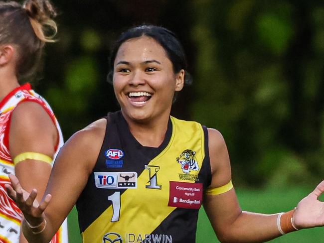 Zimra Hussain playing for the Nightcliff Tigers in the 2024-25 NTFL season. Picture: Celina Whan / AFLNT Media