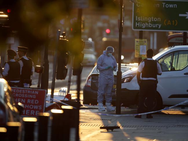 London: Van Crashes Into Pedestrians Outside Finsbury Park Mosque ...