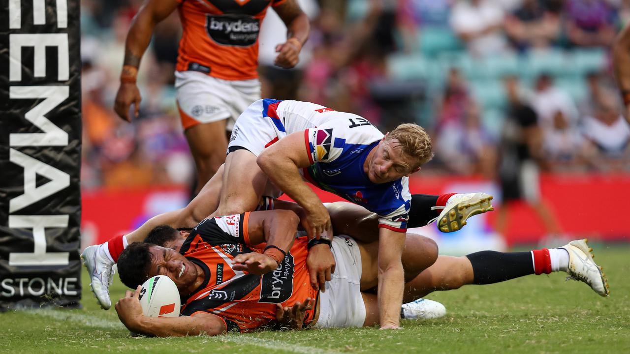 Stefano Utoikamanu was awarded this try by the Bunker, despite an apparant double movement. Picture: NRL Images.