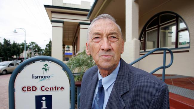 Lismore Mayor Merv King who appealed to Queensland Premier Beattie to move state border so Lismore could join Qld came after the Casino to Murwillumbah rail link was closed.