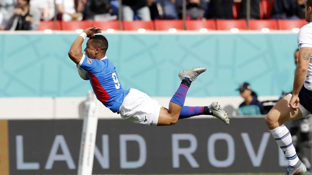 Damian Stevens dives over to score the opener against Italy in Osaka.