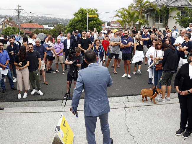 SUNDAY TELEGRAPH- 27.2.21Auction at 31 Reina st in North Bondi which sold for a staggering $6.1M this afternoon. Auctioneer James Keenan pictured with a huge crowd in attendance. Picture: Sam Ruttyn