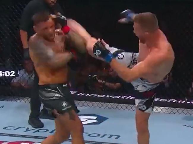 Justin Gaethje knocks out Dustin Poirier at UFC 291