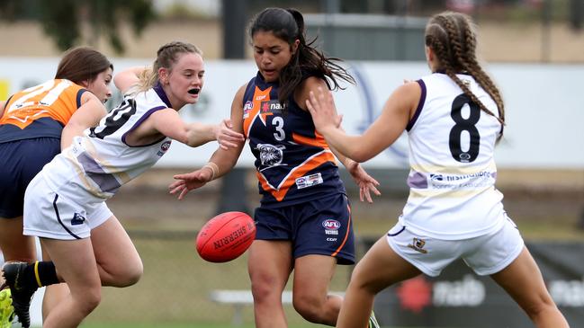 Emelia Yassir in action for Calder Cannons.