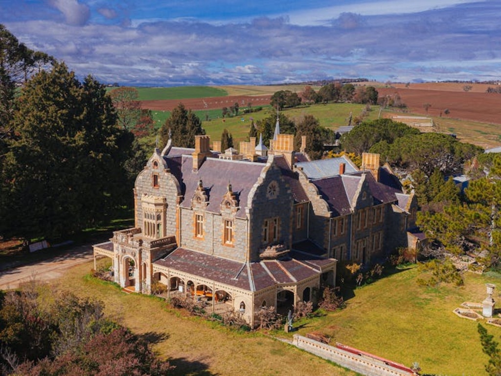 Abercrombie House, the Bathurst region’s grand heritage treasure and private home of the Morgan family, is open regularly throughout the year for guided and self-guided tours.