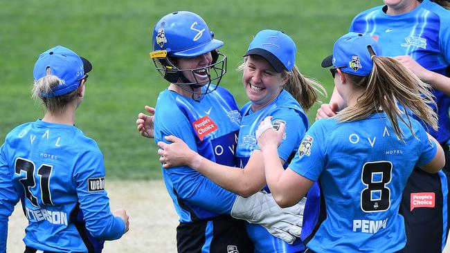 Jemma Barsby celebrates with her Adelaide Strikers teammates. Photo by Steve Bell/Getty Images