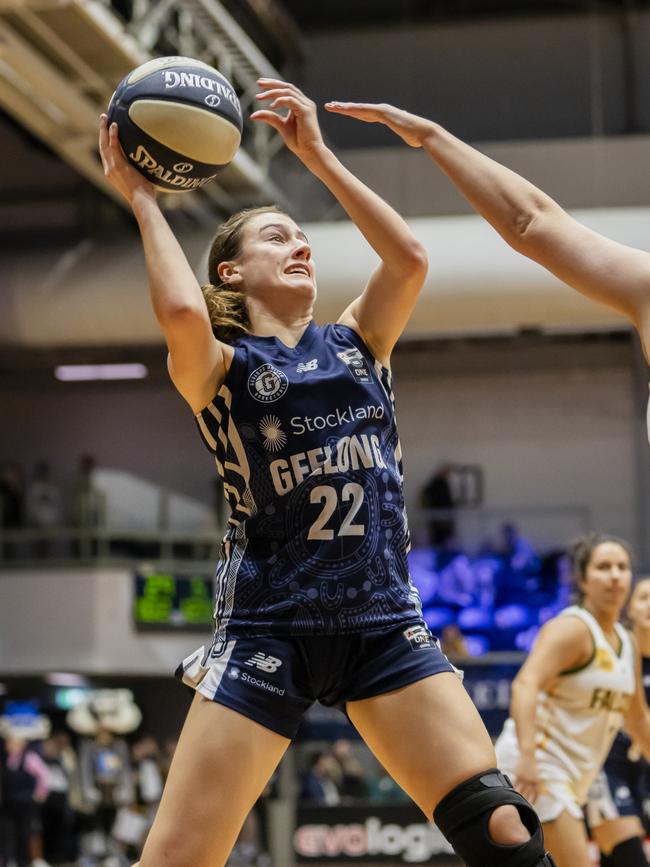 Victoria Country’s Poppy Stevens in action for Geelong United's NBL 1 team. Picture: Ethan Cunningham