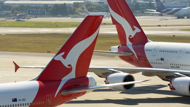 (FILES) A file photo taken on August 28, 2013, shows Qantas aircrafts on the tarmac at Sydney's International Airport. Struggling Australian flag carrier Qantas on August 28, 2014, posted a huge annual net loss of 2.65 billion USD, but chief executive Alan Joyce insisted clearer skies lie ahead. AFP PHOTO/FILES/GREG WOOD