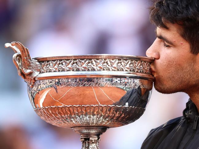 Spain's Carlos Alcaraz kisses the trophy after winning against Germany's Alexander Zverev in the men's singles final match on Court Philippe-Chatrier on day fifteen of the French Open tennis tournament at the Roland Garros Complex in Paris on June 9, 2024. (Photo by EMMANUEL DUNAND / AFP)