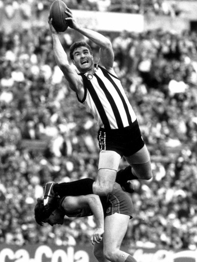 Brown’s uncle, Collingwood ruckman James Mason playing in a qualifying final in 1990.