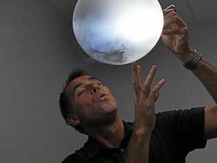 EXPERIMENTING: Ruben Meerman shows how oxygen liquefies after pouring liquid nitrogen over an inflated balloon. Picture: Mike Knott BUN270219RUB2